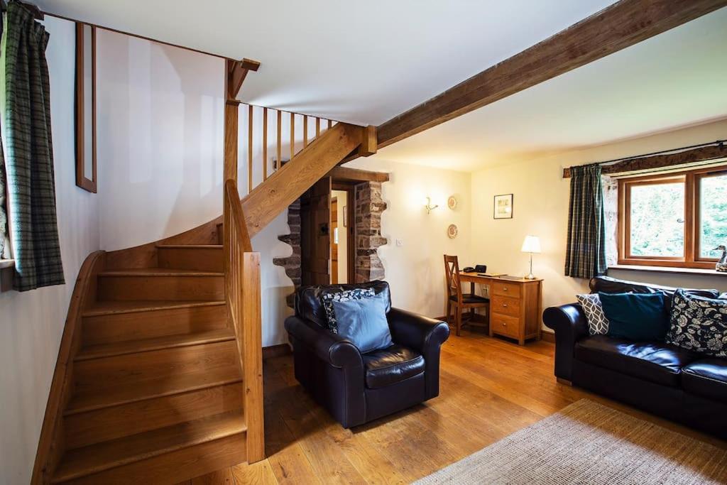 Cabalva Mill Cottage - Very Private And With Views Over The River Wye Clifford Bagian luar foto